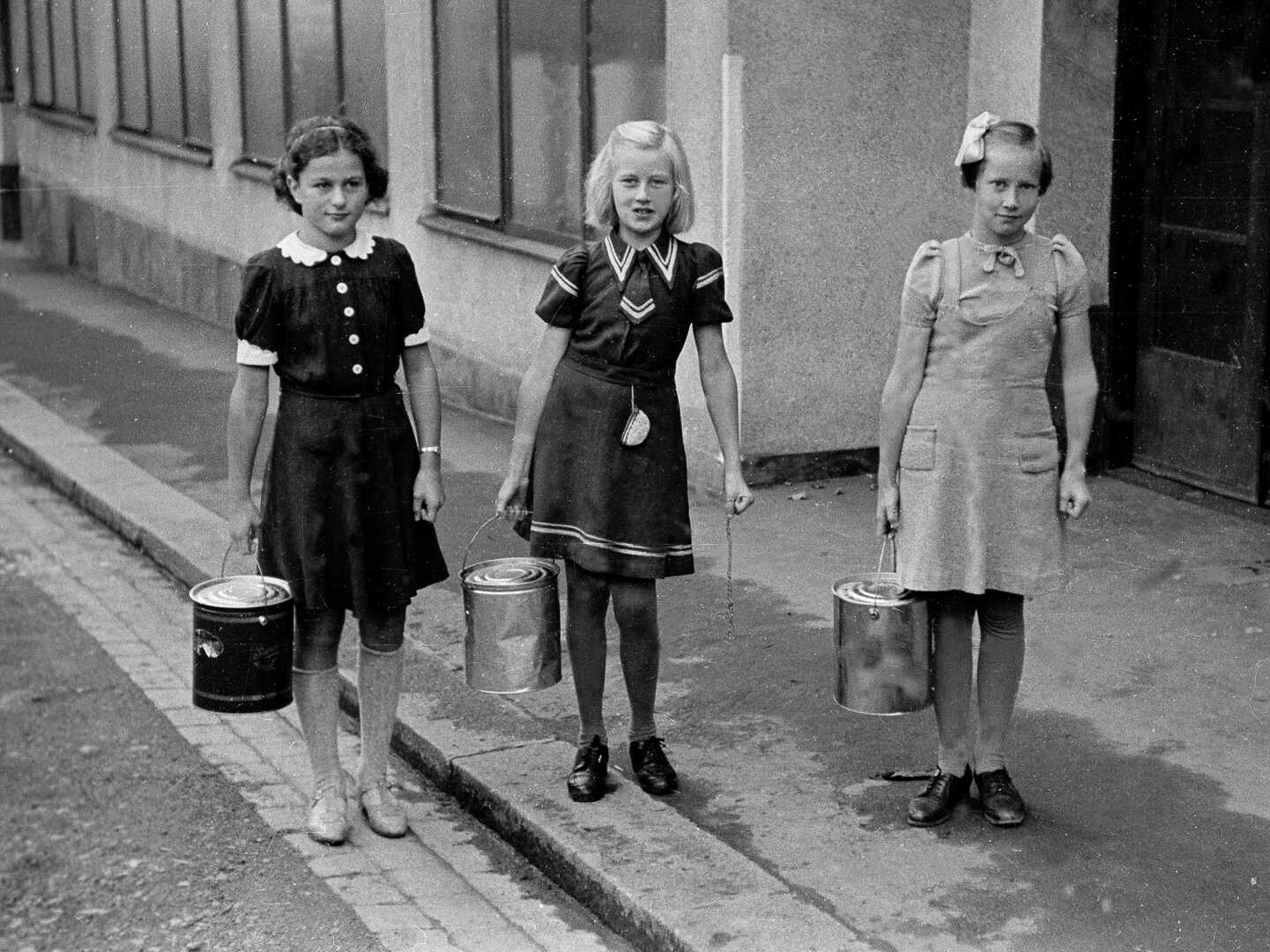 Tre skolepiker henter suppe til klassen under andre verdenskrig