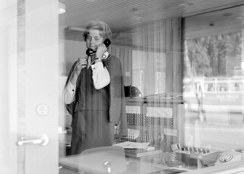 Resepsjonist på Voksenåsen i telefon i 1960