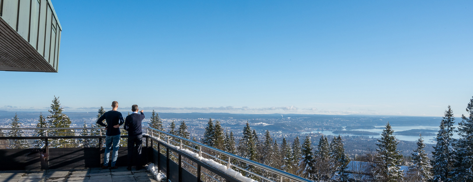 To menn ser på utsikten fra Voksenåsen
