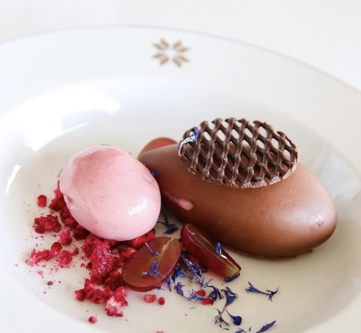 Dessert med is, sjokolade og bær fra restauranten på Voksenåsen