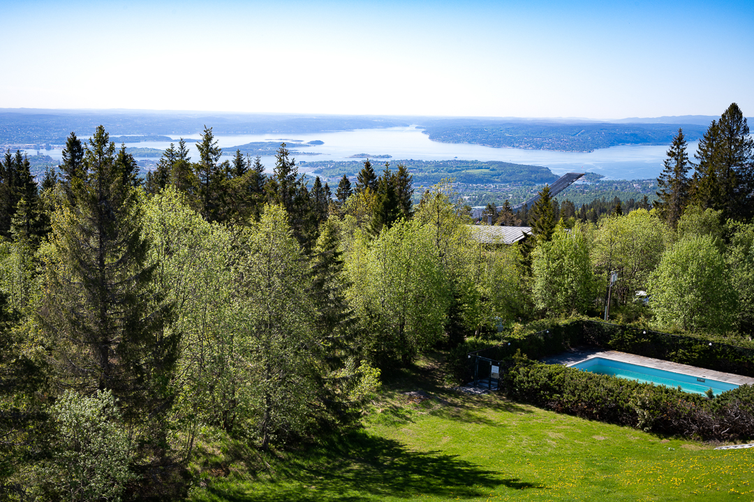 Sommerutsikt fra Voksenåsen mot Holmenkollen og hotellets utebasseng