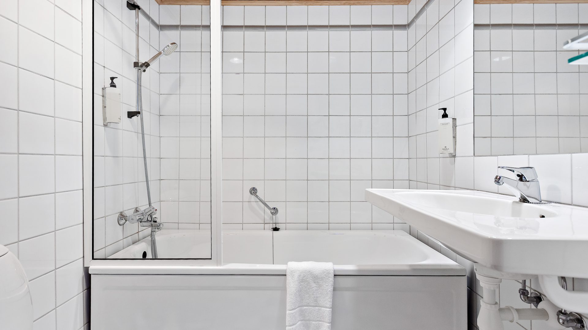 Baderom med badekar på hotellrom hos Voksenåsen