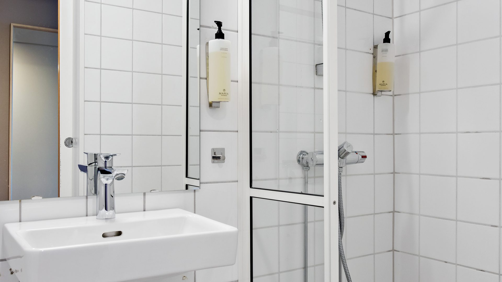 Baderom med dusjhjørne på hotellrom hos Voksenåsen
