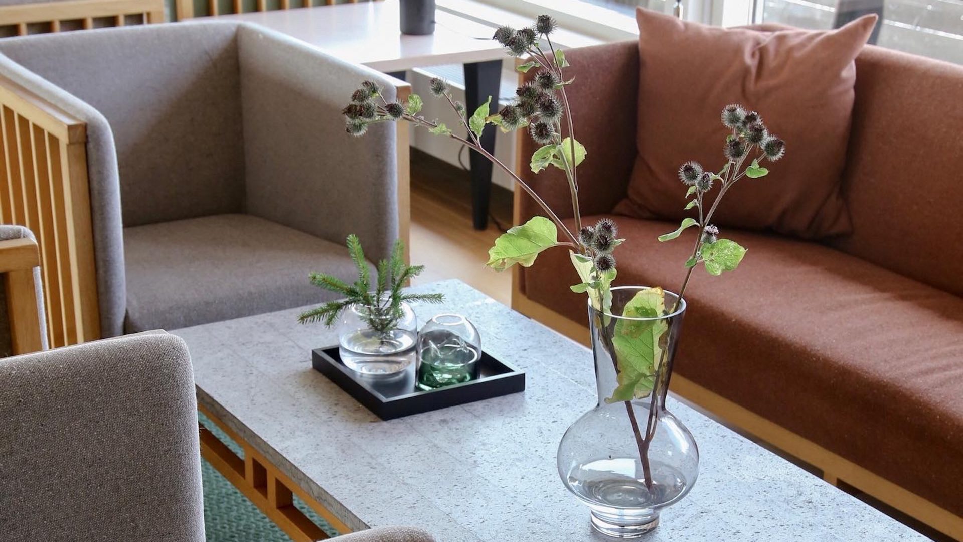 Salongbord med pynt av planter og vaser